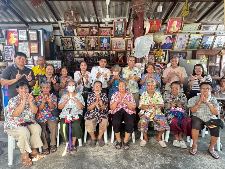 กิจกรรมรดน้ำดำหัวผู้สูงอายุของชุมชนลาดพร้าว64